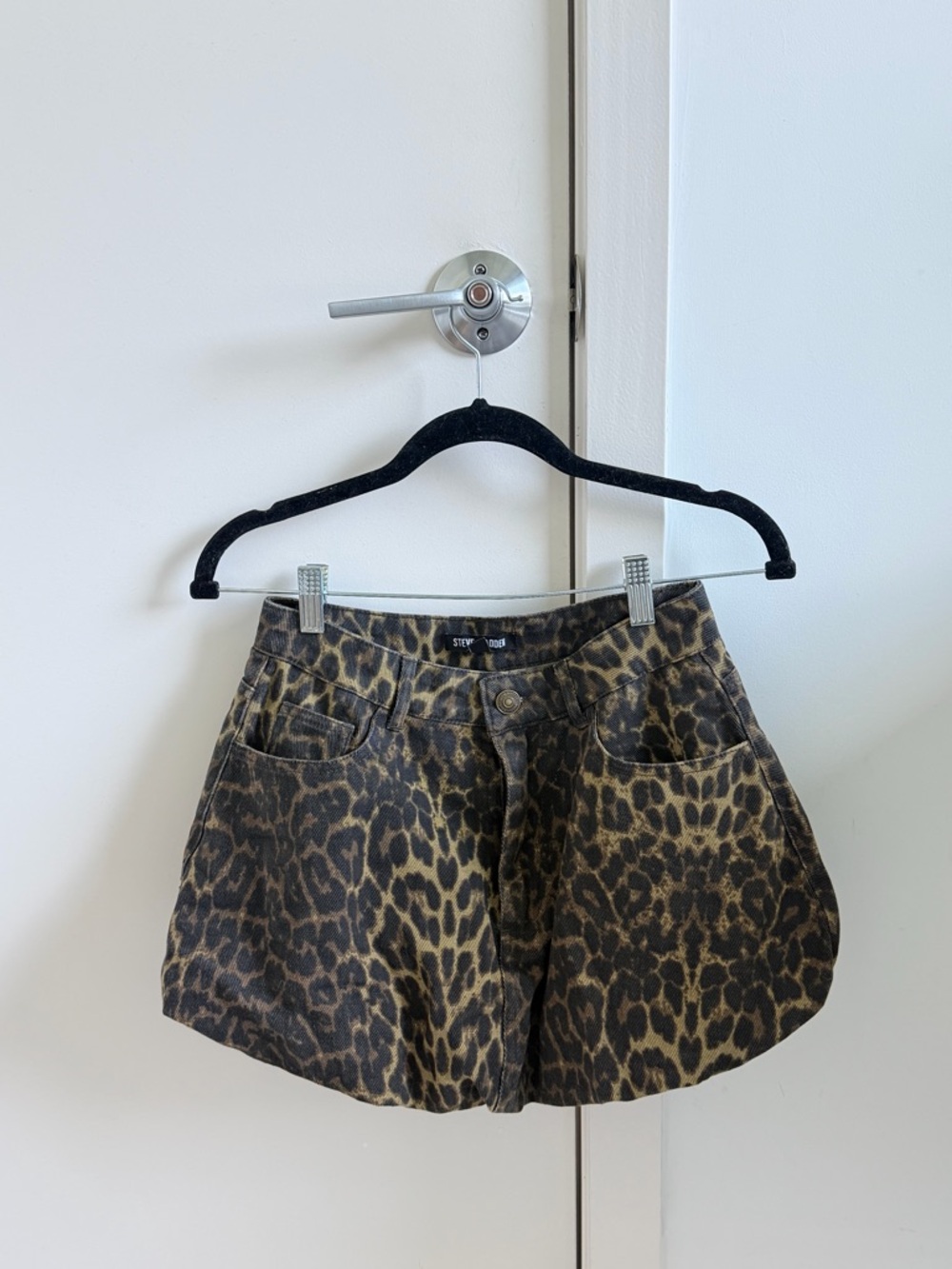 STEVE MADDEN
Simona Leopard Print Mini Skirt